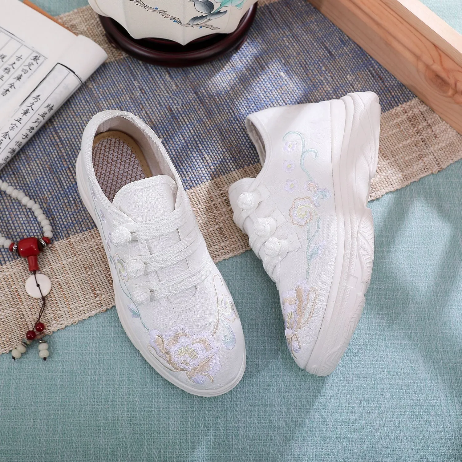 Arts Embroidered Old Beijing Cloth Thick Canvas Shoes